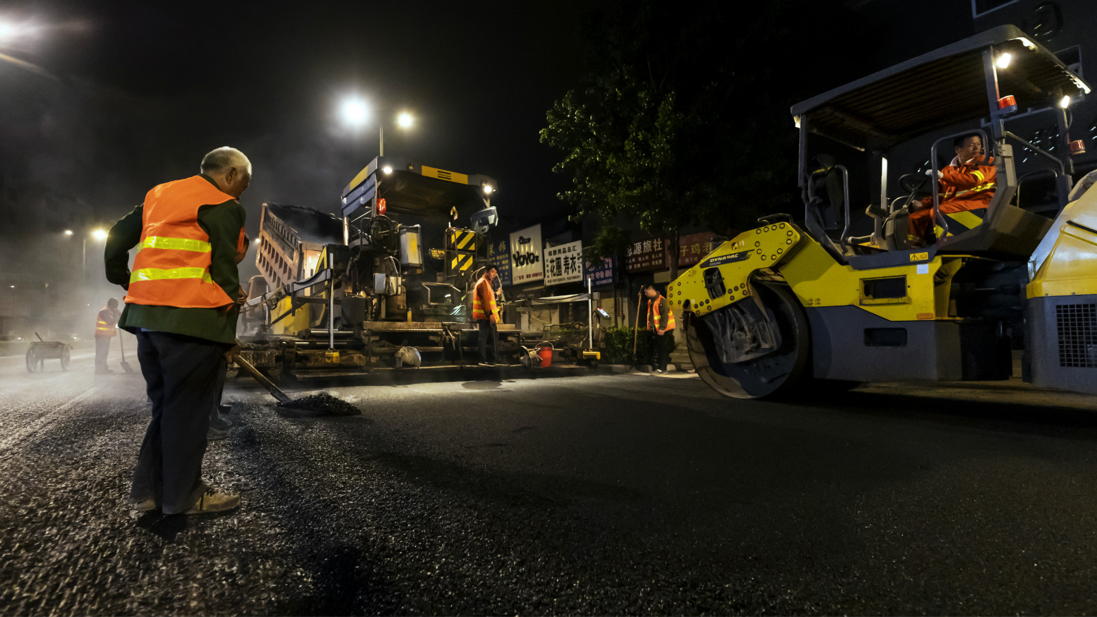 04  現(xiàn)代筑路工-易建國2019年5月14日拍攝于開封市宋門。現(xiàn)在的道路施工早已擺脫了繁重的體力勞動，現(xiàn)代化的施工設備加快了施工的進度，提高了工程質(zhì)量。_meitu_4.jpg