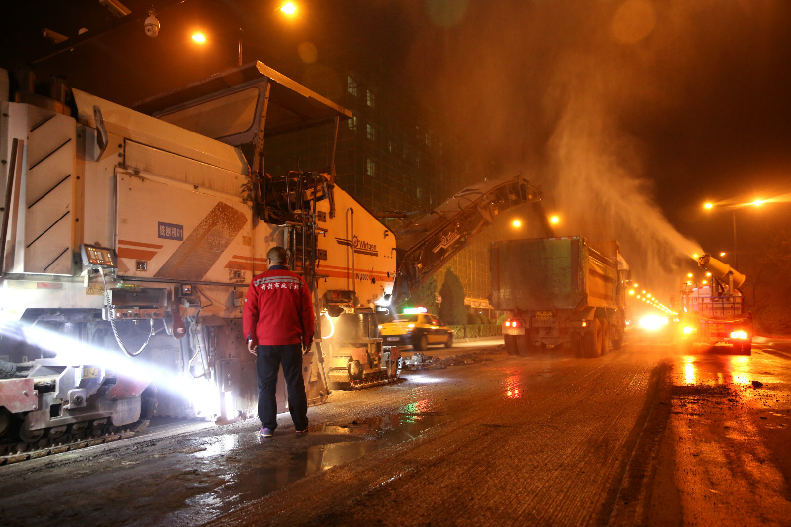 20  131.開封市市政管理處-田雨-我與黎明同行之黎明前的市政工人在指揮銑刨設(shè)備作業(yè)-- 13781189084_meitu_7.jpg